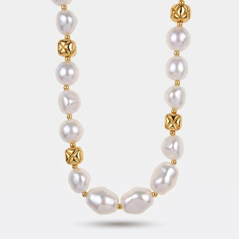 Collana in Metallo perle e cubi dorati incisi