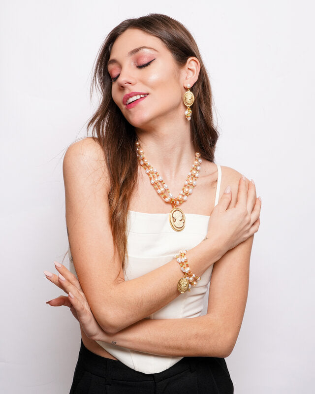 Set coordinato - Collana in Metallo multifilo con perle e cammeo