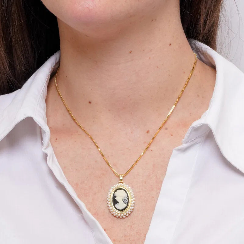 Collana in Metallo con cammeo e pietre bianche