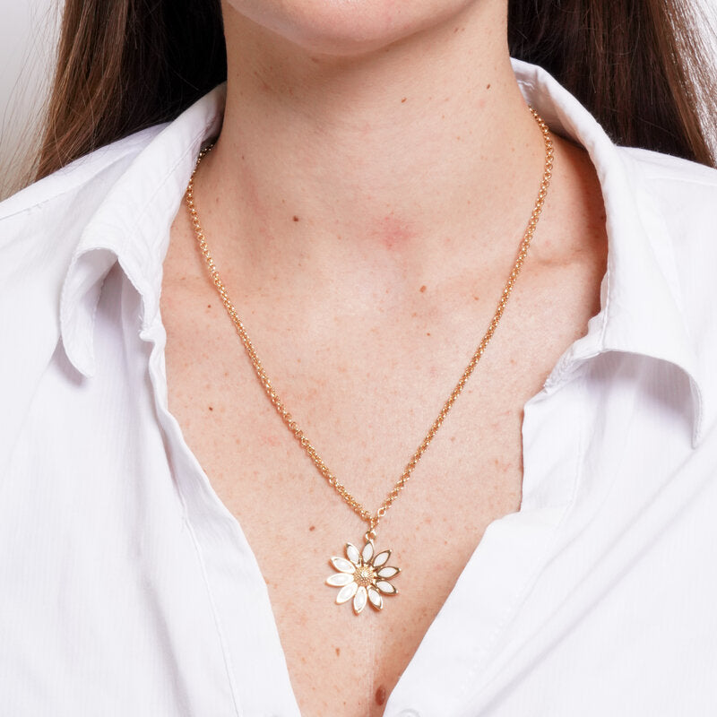 Collana in Metallo catena dorata margherita petali avorio centro materica Capri