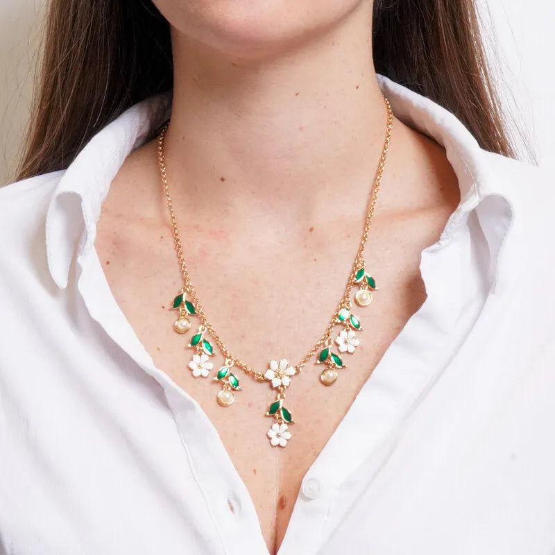 Collana in Metallo catena dorata fiori bianchi foglie verdi perle pendenti Capri