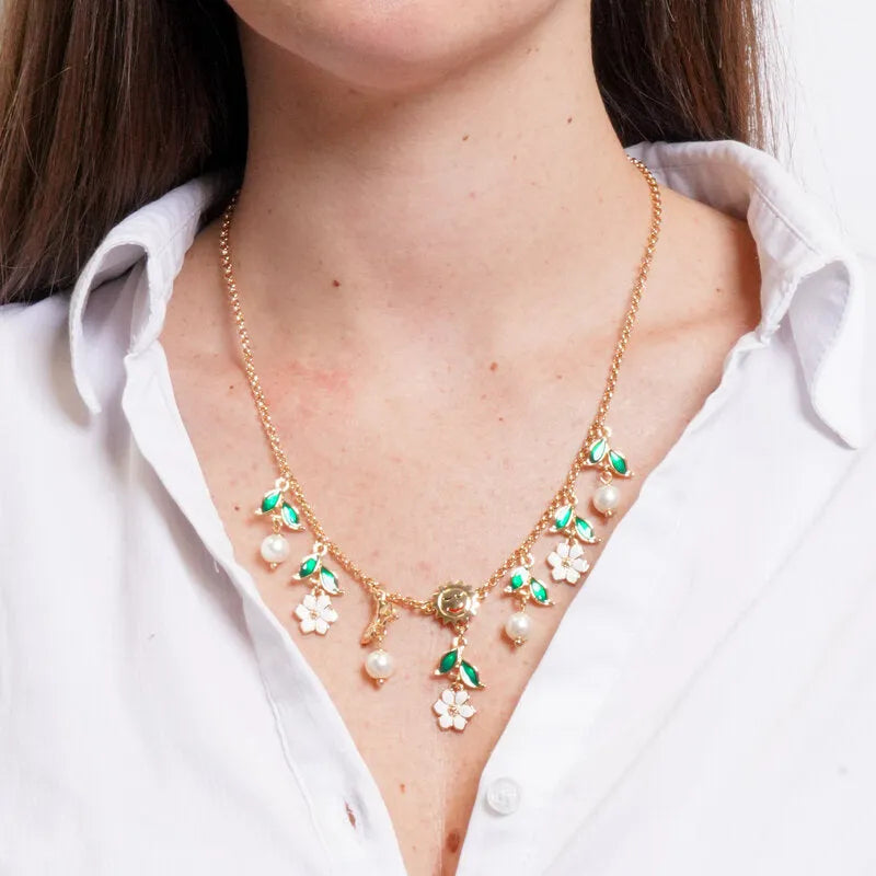 Collana in Metallo catena dorata sole fiori bianchi foglie verdi perle pendenti Capri