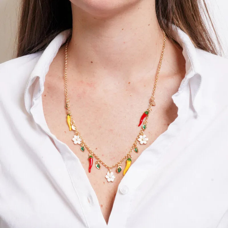 Collana in Metallo catena dorata charm peperoncini fiori foglie verdi smalto Capri