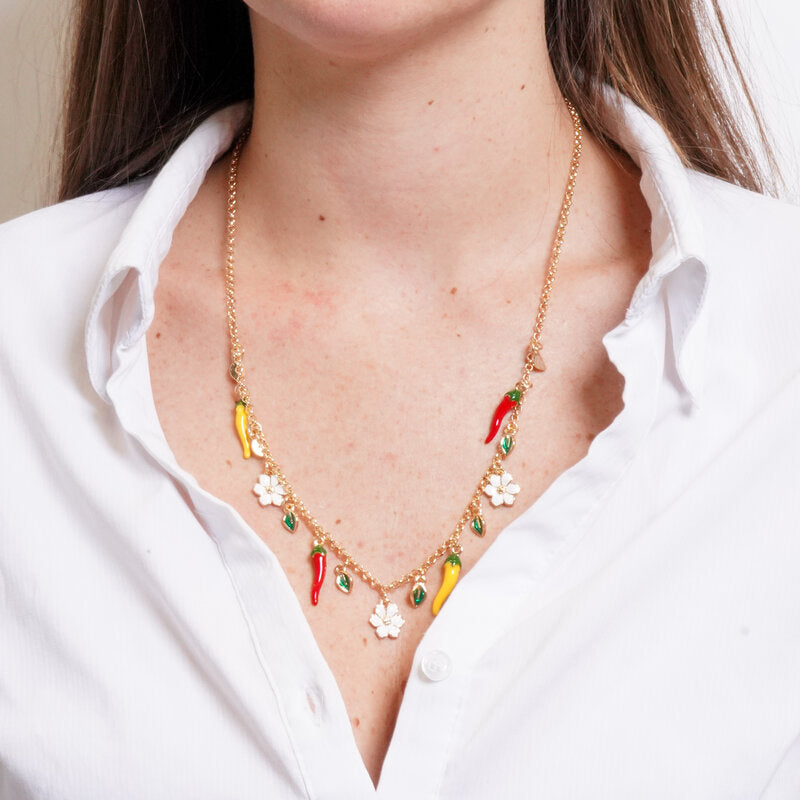 Collana in Metallo catena dorata charm peperoncini fiori foglie verdi smalto Capri