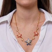 Collana in Metallo con stelle marine smaltate e pietre bianche