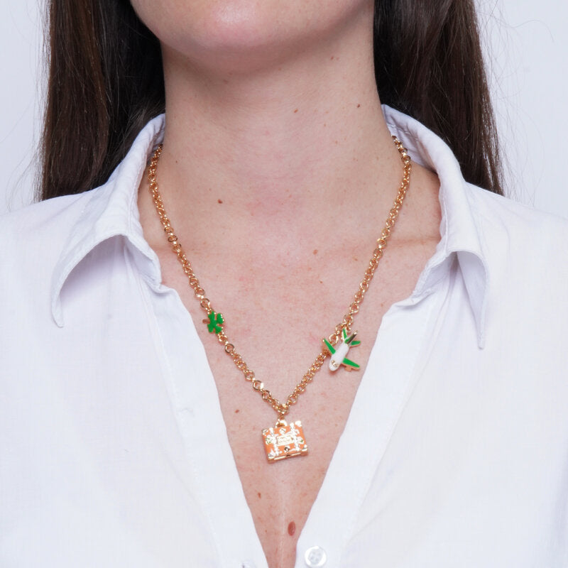 Collana in Metallo aereo, quadrifoglio e valigia arancione e verde