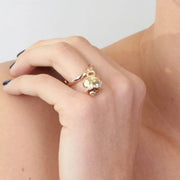 Anello in Metallo con campanella portafortuna pendente, impreziosita da cristalli