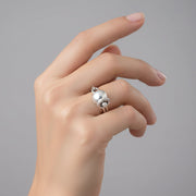 Anello in Metallo con campanella portafortuna pendente, impreziosita da cristalli