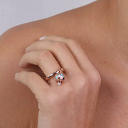 Anello in Metallo con campanella pendente impreziosita da smalti multicolore