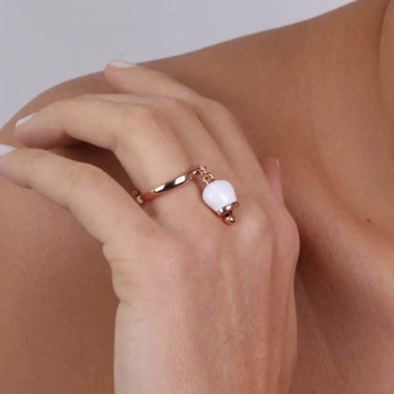 Anello in Metallo con campanella portafortuna pendente, impreziosita da smalto bianco e punto luce - BYSIMON gioielli