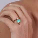 Anello in Metallo con campanella portafortuna pendente, impreziosita da smalto verde e punto luce - BYSIMON gioielli