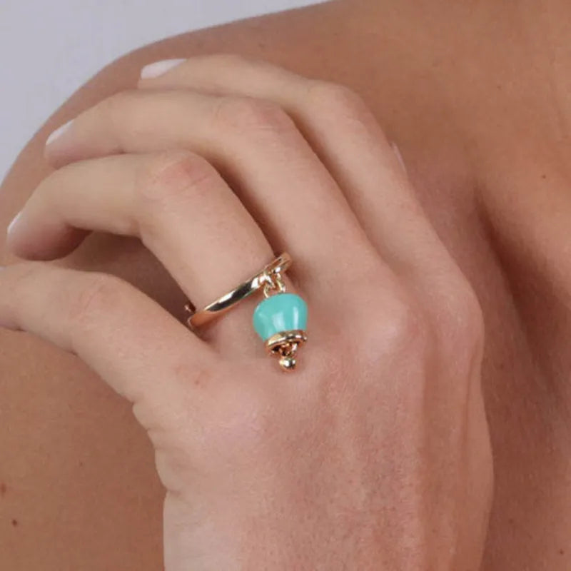Anello in Metallo con campanella portafortuna pendente, impreziosita da smalto verde e punto luce - BYSIMON gioielli