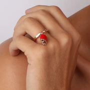 Anello in Metallo con campanella portafortuna pendente, impreziosita da smalto rosso e punto luce