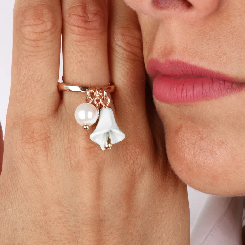Anello in Metallo con perla e campanella a forma di calla impreziosita da smalti colorati - BYSIMON gioielli