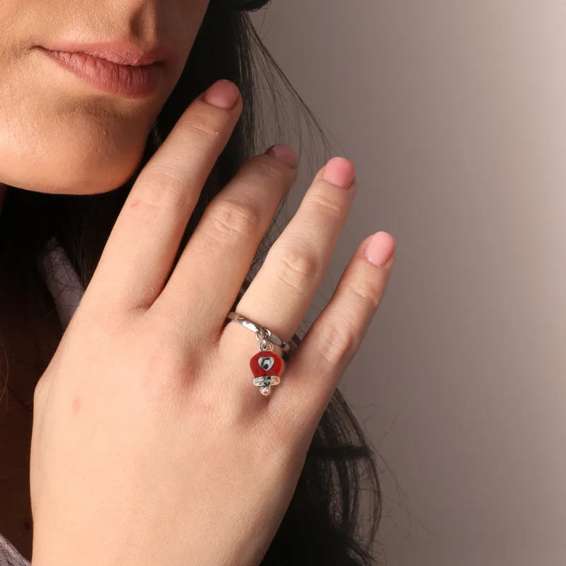 Anello in Metallo con campanella portafortuna rossa e cuore, impreziosita da cristalli bianchi - BYSIMON gioielli