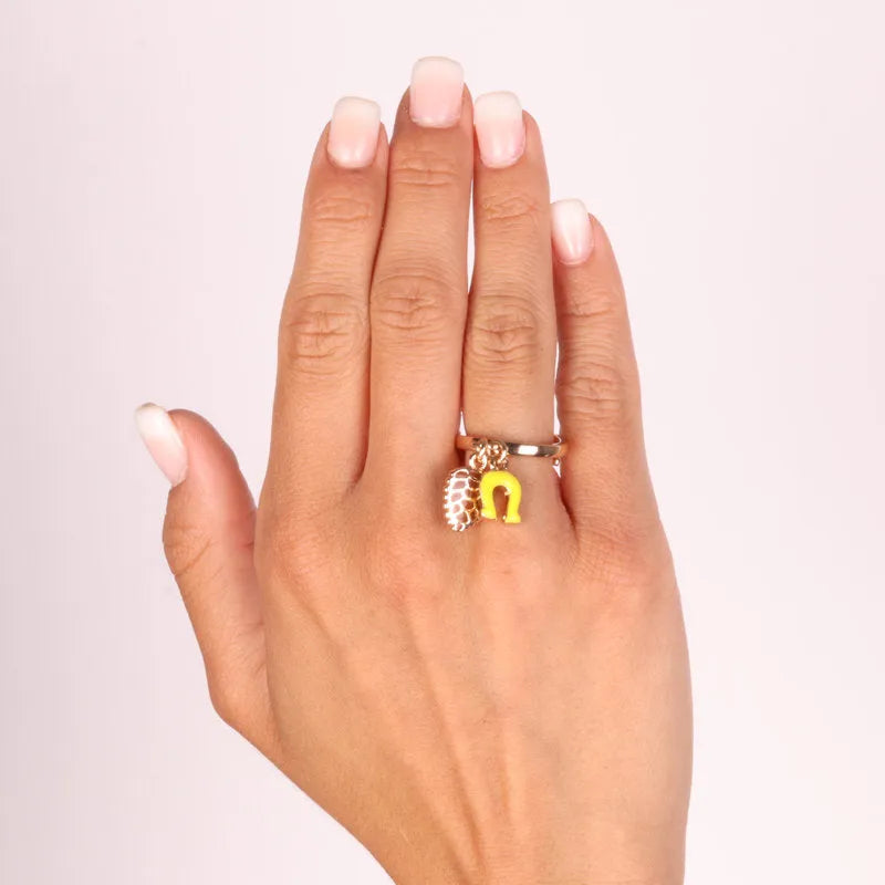 Anello in Metallo con pigna e ferro di cavallo in smalto giallo