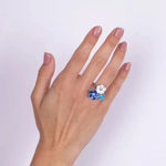 Anello in Metallo con tre fiori di colore blu, bianco e celeste - BYSIMON gioielli