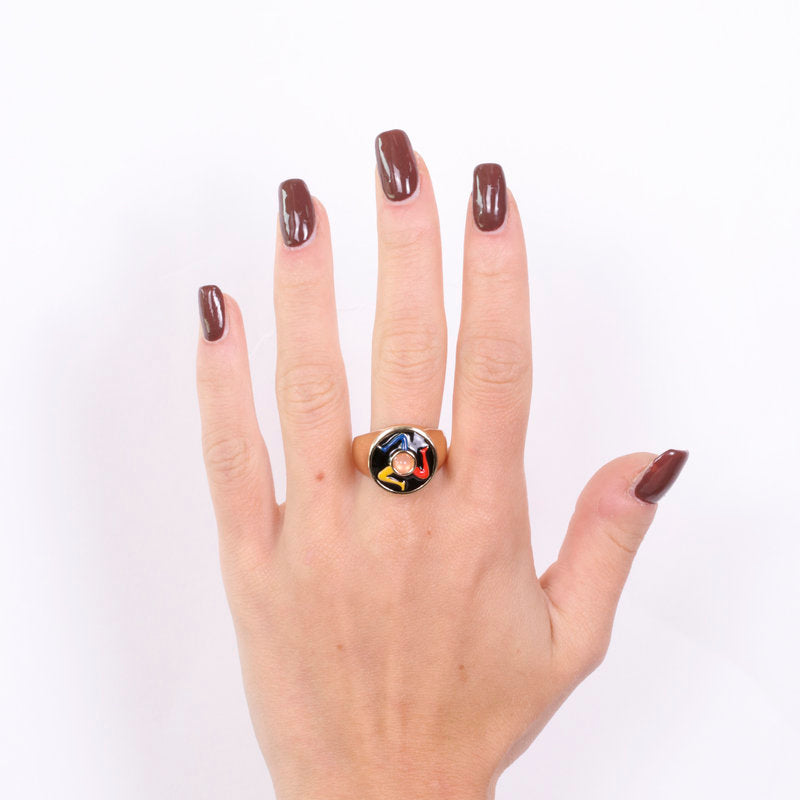 Anello in Metallo rotondo con Trinacria nero - BYSIMON gioielli
