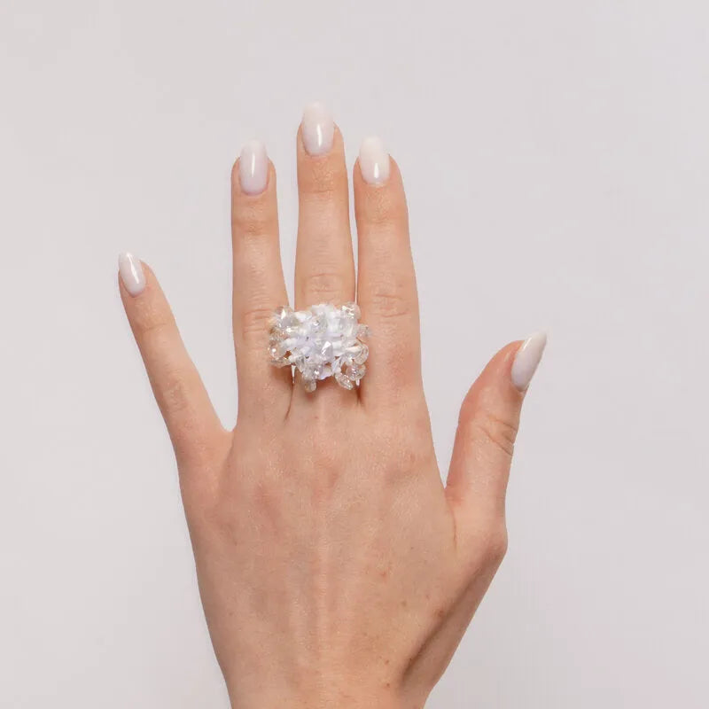 Orecchini elastici in metallo placcato oro con paillettes crystal bianche - BYSIMON