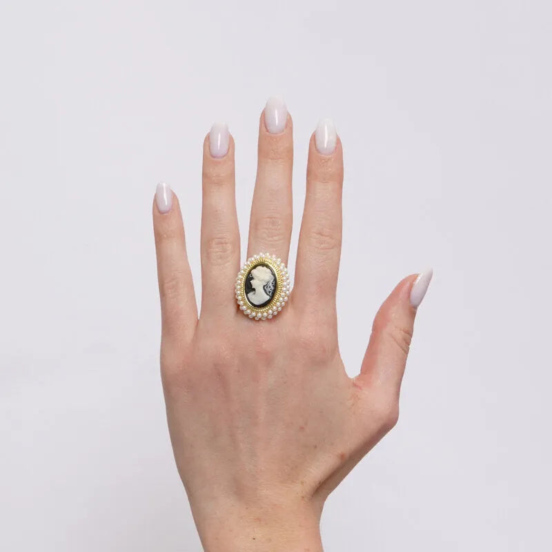 Anello in Metallo con cammeo e pietre bianche