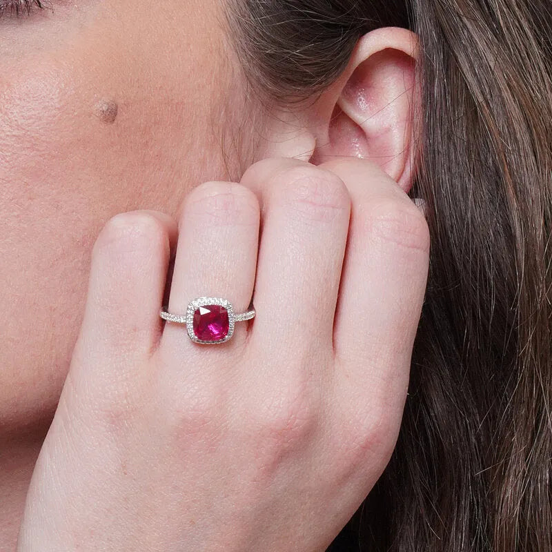 Anello in Metallo con zircone rosso quadrato