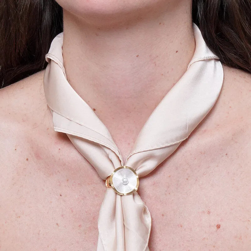 Anello in Metallo e ferma foulard smaltato bianco con perlina centrale