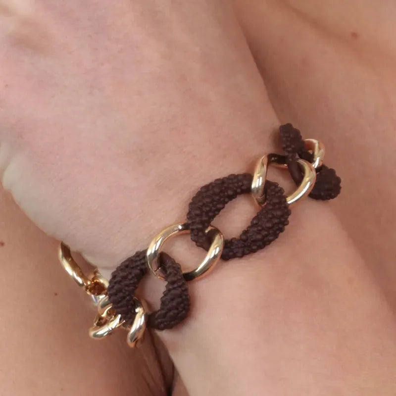 Bracciale in Metallo a catena lucida con elementi smaltati in gomma marrone