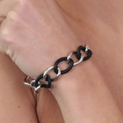 Bracciale in Metallo a catena lucida con elementi smaltati in gomma nera