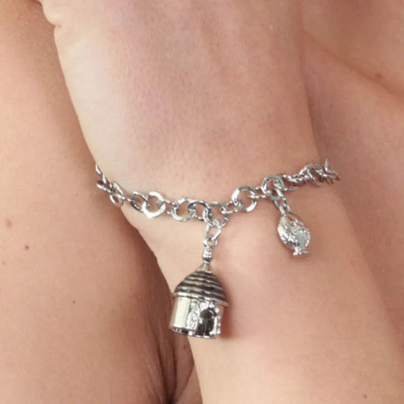 Bracciale in Metallo con trullo pugliese pendente, impreziosito da smalti colorati e piccolo pumo a lato - BYSIMON gioielli