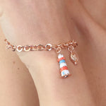 Bracciale in Metallo con ciondolo faro pendente, impreziosito da smalti colorati e piccolo pumo a lato - BYSIMON gioielli
