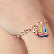 Bracciale in Metallo  con barchetta pendente, impreziosita da smalti colorati e mini pumo a lato