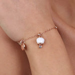 Bracciale in Metallo con campanella portafortuna pendente, impreziosita da smalto bianco e punto luce - BYSIMON gioielli