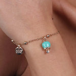 Bracciale in Metallo con campanella portafortuna pendente, impreziosita da smalto verde e punto luce - BYSIMON gioielli