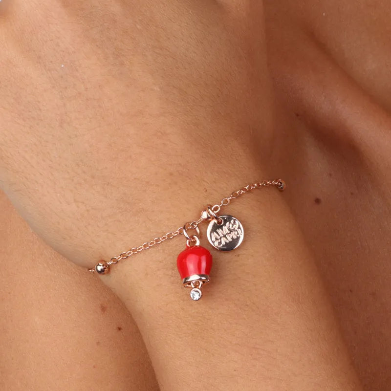 Bracciale in Metallo con campanella portafortuna pendente, impreziosita da smalto rosso e punto luce - BYSIMON gioielli