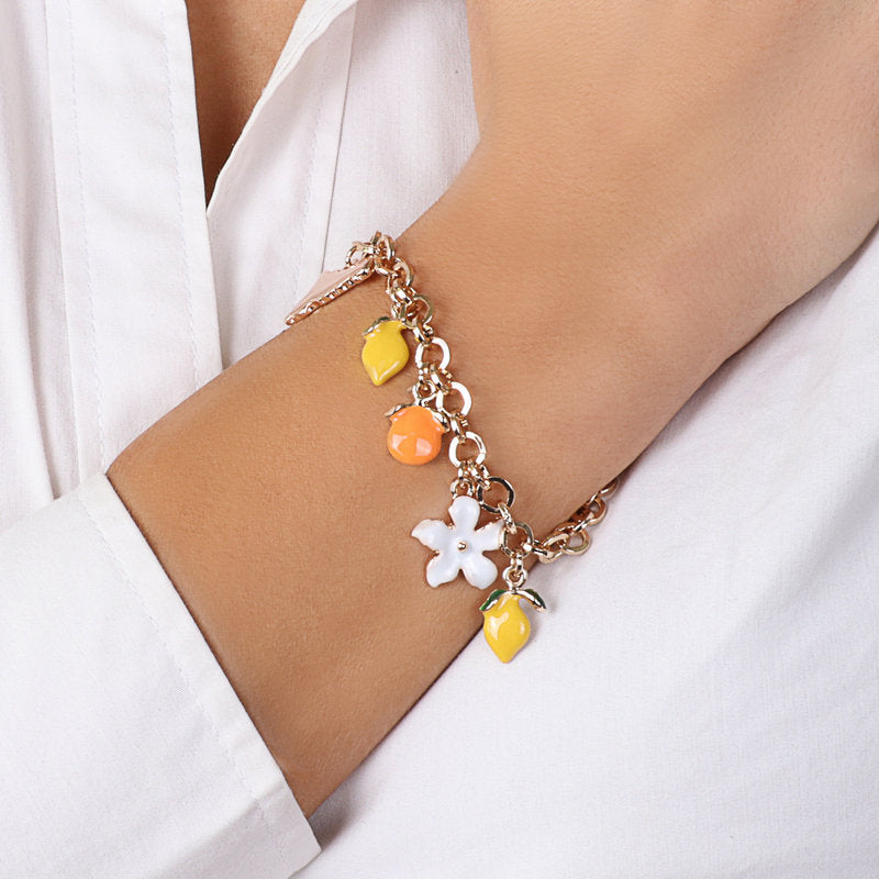 Bracciale in Metallo maglia rolò. Con agrumi di Sicilia e fiori pendenti, impreziositi da smalti colorati - BYSIMON gioielli