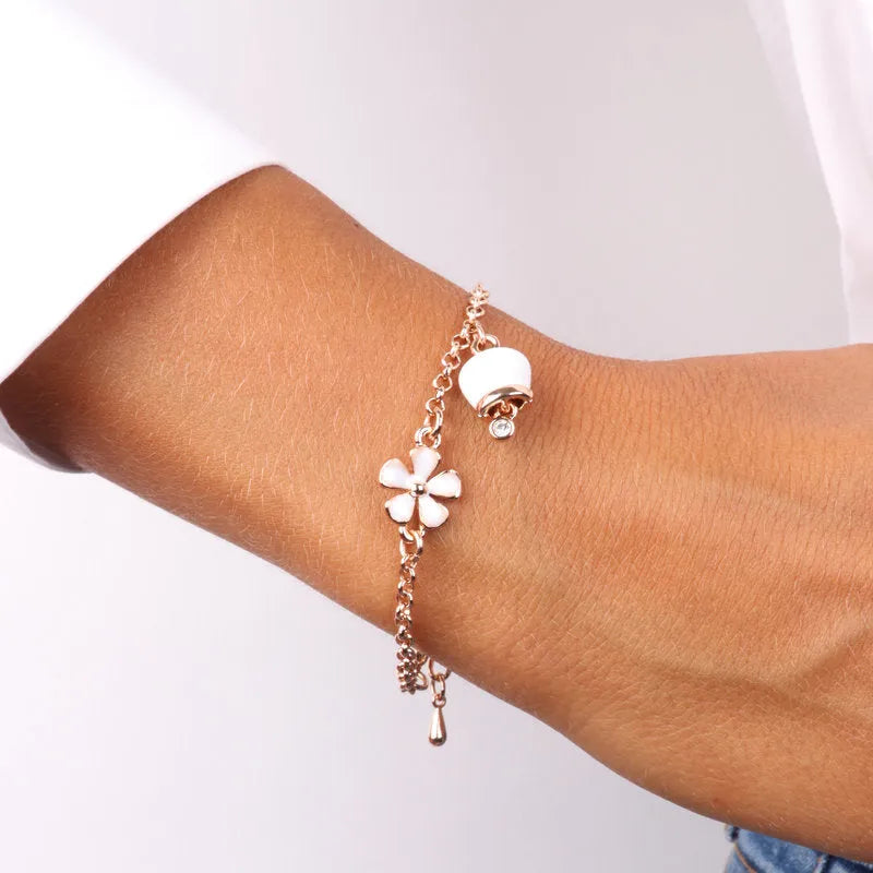 Bracciale in Metallo con campanella portafortuna pendente smaltata bianca e dettaglio a forma di fiore smaltato bianco - BYSIMON gioielli