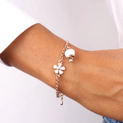 Bracciale in Metallo con campanella portafortuna pendente smaltata bianca e dettaglio a forma di fiore smaltato bianco