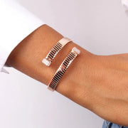 Bracciale in Metallo contrariè elasticizzato con dettaglio in zirconi bianchi