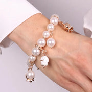 Bracciale in Metallo Bracciale in Metallo con perle e campanelle portafortuna in smalto bianco con scritta Capri