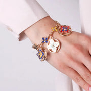 Bracciale in Metallo con croci di Malta colorate pendenti