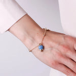 Bracciale in Metallo con campanella portafortuna pendente, impreziosita da smalto e punto luce - BYSIMON gioielli