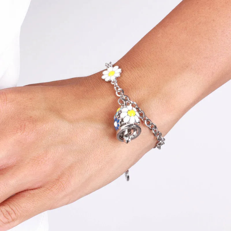 Bracciale in Metallo con campanella e margherite blu e bianche