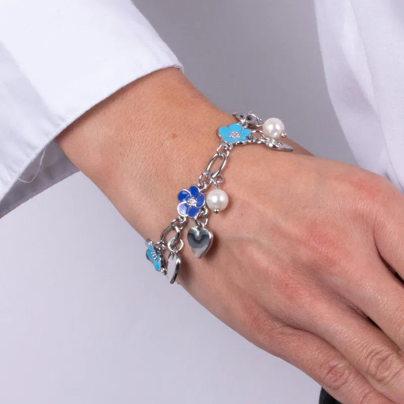 Bracciale in Metallo con fiori blu e cuori pendenti - BYSIMON gioielli