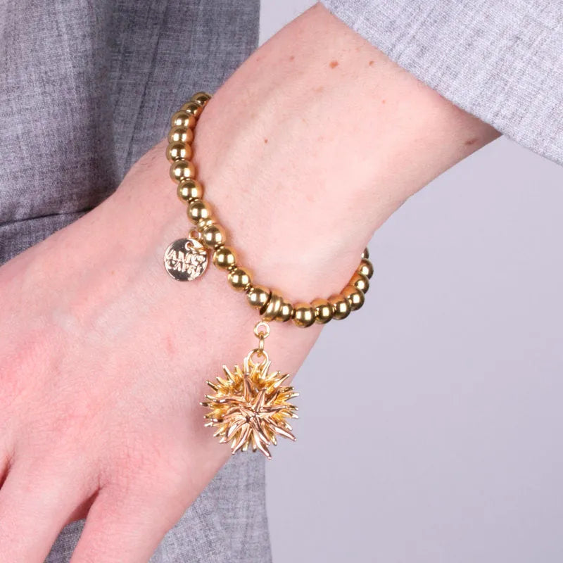 Bracciale in Metallo di perline con riccio di mare placcato oro - BYSIMON gioielli