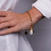 Bracciale in Metallo con pumo bianca e placcatura oro