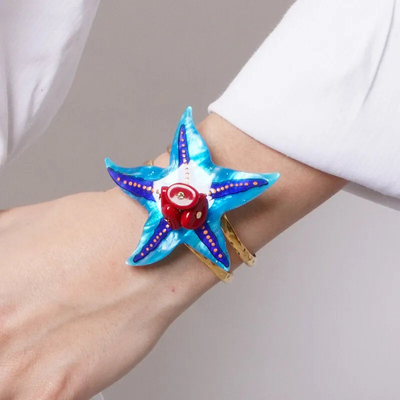 Bracciale rigido in metallo con stella marina smaltata turchese e pietre rosse - BYSIMON