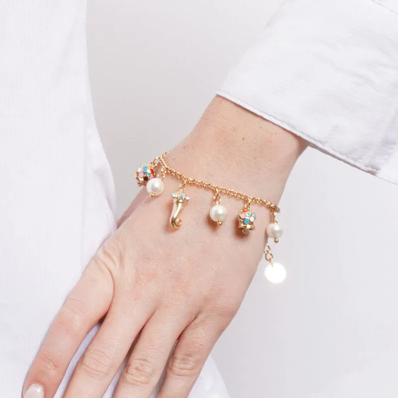 Bracciale in Metallo con corno dorato, campanelle multicolore e sfere bianche