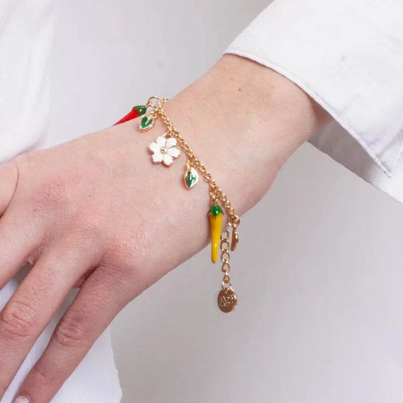 Bracciale in Metallo catena dorata peperoncini charm fiore bianco foglie verdi Capri
