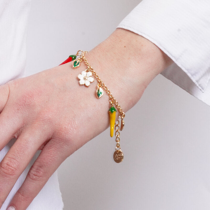 Bracciale in Metallo catena dorata peperoncini charm fiore bianco foglie verdi Capri