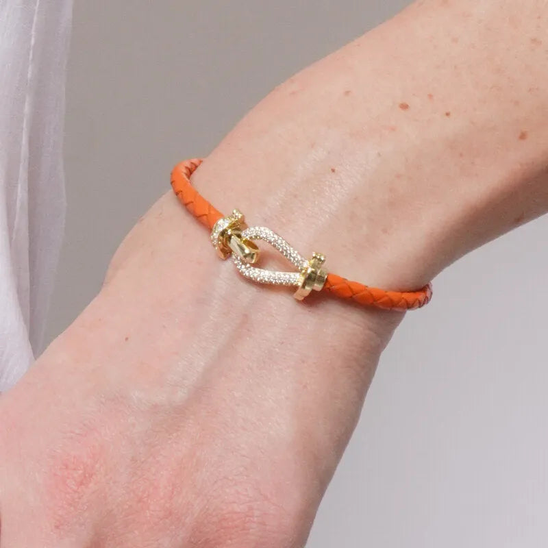 Bracciale in Metallo simil pelle intrecciata arancione con chiusura gioiello dorata
